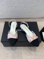 Chanel 小香 25ss早春新品 缎面蝴蝶结凉鞋系列法式风情 真是美到心尖尖上啦！ 优雅又浪漫的仙女应该就是这样吧极简的配色加上绸缎蝴蝶结深入人心 无论搭配