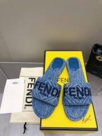2025- Fendi芬迪 25Ss 新款圆头露趾刺绣平底拖鞋 芬迪早秋最新款 双带平底拖鞋，带Ff Baguette装饰性搭扣。边缘饰有刺绣。超级好看 非常轻