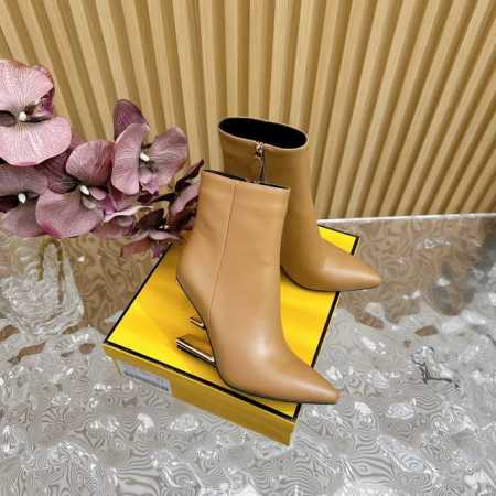 Collection Fendi first Fendi 这一季系列设计未免太好看了～太帅了 走路特别有风度 这款鞋履主要材质侧面极具辨识度的倒“F”金属样式鞋 - 点击图像关闭