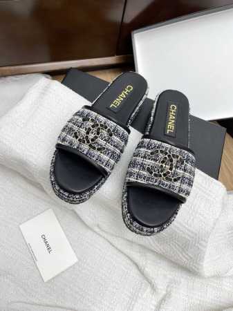 Chanel2025新款双C增高厚底拖鞋 经典双C金属扣，奢华与格调并存，轻轻一扣，便是香奈儿独有的优雅态度。标志性粗花呢材质，纹理细腻，质感上乘，每一步都踏出 - 点击图像关闭