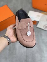 工厂价 顶级版本 Hermes 新款皮拖情侣款全系列 升级顶级版本.最全颜色 二舅拖hermes麂皮.牛皮2种材质选择 夏天的第一双鞋一定就是可爱的拖鞋啦！爱马