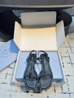 prad*25Ss新款极简拖鞋 极简风又带时髦 上脚百搭随性 休闲夹趾网红同款 百搭凉鞋春夏值得入手的简约单品 简单的风格却自带高级气场的拖鞋 日常度假都是必不
