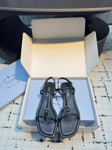 prad*25Ss新款极简拖鞋 极简风又带时髦 上脚百搭随性 休闲夹趾网红同款 百搭凉鞋春夏值得入手的简约单品 简单的风格却自带高级气场的拖鞋 日常度假都是必不