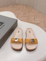 出厂 Balenciaga 25S春夏新款博肯软木鞋垫拖鞋凉鞋巴黎世家非常经典的设计 搭配铆钉的狂野自我 不羁风格满满 内里鞋面的特殊天然纹路清晰细腻 有一种自
