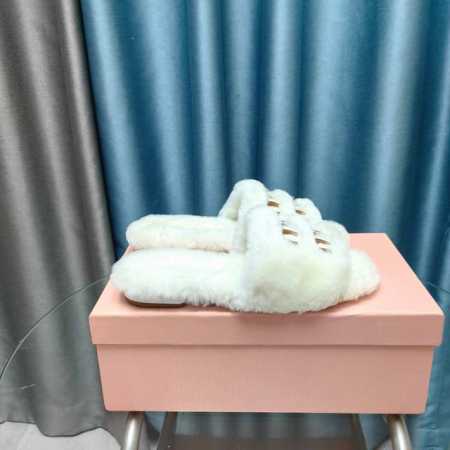 矮跟 羊毛拖 凉鞋Miu Miu 缪缪，全球各大代购官网火爆上市. 2024走秀场曝光 、非常留行的美拉德配色平底跟鞋， 秋冬必备，全羊毛 软软滴~真舒服 材质 - 点击图像关闭