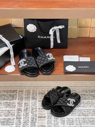 注意区分X拖和一字拖 Chanel香奈儿新款 菱格纹大钻扣 双C 厚底 凉拖鞋 原版购入开发 做货 小香经典春夏款厚底魔术贴女拖鞋 平跟圆头复古真丝布电绣菱格拼