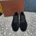 Loro Piana 系列休闲鞋推出 此系列以羊京皮为主，优雅低调奢华。时尚性与皮料实用性同样兼具依然全网最高品质。 ①鞋面：羊京皮 ②内里：羊皮 ③大底：原版