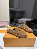 顶级版本 路易威登lv louis vuott on fw24 new arrival～秋冬最新款毛毛拖鞋～ 这双毛拖也是好好看！皮质的就是非常高级呀！！搭配