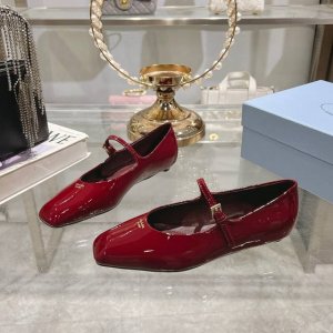 出厂 25年新款上市走秀明星新品时尚潮流 PRADA 普拉达 方头拖鞋 凉鞋 后空凉鞋3种版面鞋面采用进口牛漆皮，内里垫脚为进口羊皮，意大利注塑真皮大底。码数s