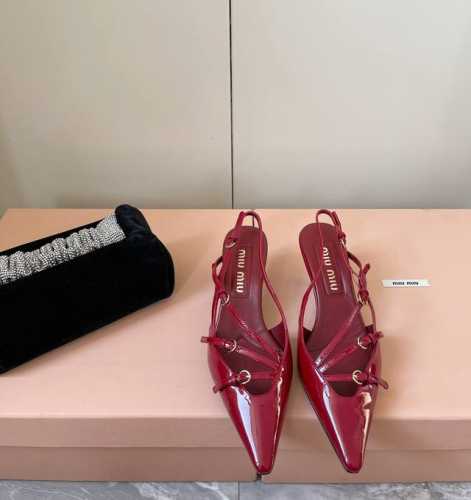 ：420 顶级版本 Miu Miu24春夏大热 走秀款 小猫跟单鞋走秀款 出现在各大时装杂志封面 各路明星 小红书博主都在穿 ！全新复古上脚尤为惊艳到你的一款闭
