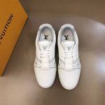 款L Trainer Maxi休闲运动鞋，2025早春新配色，将经典 Lv Trainer 运动鞋瞩目放大，本款 Lv Trainer Maxi 运动鞋糅合 M