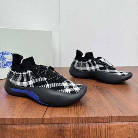 莞产高版本 战马系列巴宝莉Burberry新款男士针织休闲运动鞋 Burberry的经典纱线激发了这款运动鞋的精致与运动品味。杂色针织品鞋面极致轻盈且富有弹性， - 点击图像关闭