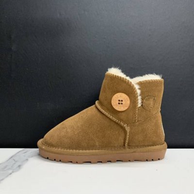 UGG桃木扣儿童雪地靴 SIZE：21-35码 内里人造毛，保暖又环保 鞋面采用牛皮材质，保暖舒适 牛筋橡胶大底，耐磨防滑....