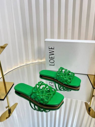 Loew* 罗意威 25Ss 春夏新品 拖鞋 疯狂种草简约设计感觉更干净优雅 让你念念不忘 颜色也很耐看漂亮 上脚瞬间气质十足气场 简直无敌帅气有型 鞋面采用牛