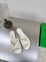 平底 系列 Bv Blink 小羊皮面 系列拖鞋 小羊皮 填充舒适海绵 海盐白 这款经典款 简直Bv最新天花板啦 双色彩色百搭 小羊皮设计 手工编织而成 高档舒