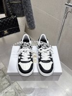 代购级 迪奥Dior C ' Est 25Ss 新款学院风休闲时尚高帮运动鞋 彰显醒目而时尚的风范。精心制作，鞋面侧边镂空设计风格搭配超级时尚，细节也增添一丝优