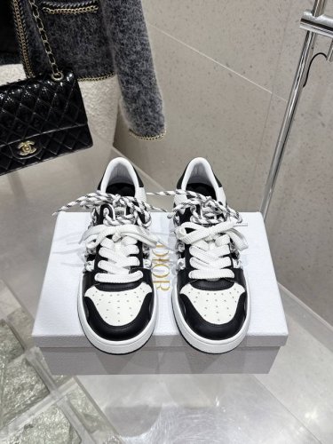 代购级 迪奥Dior C ' Est 25Ss 新款学院风休闲时尚高帮运动鞋 彰显醒目而时尚的风范。精心制作，鞋面侧边镂空设计风格搭配超级时尚，细节也增添一丝优