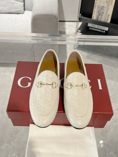 Gucci Jordaan系列女士乐福鞋作为Gucci设计传承的杰出代表 Jordaan系列饰马衔扣乐福鞋生动彰显经典优雅格调 这款鞋履采用品牌标志性字母图案皮