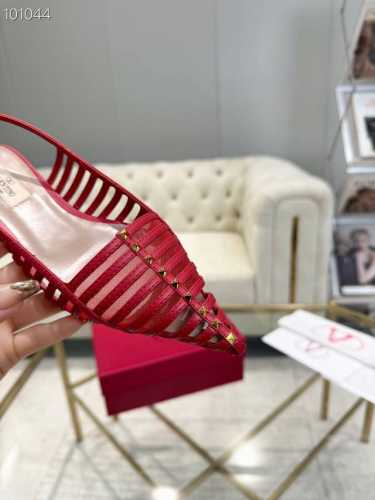 Valentino专柜新品。网红街拍都爱搭配的腔调单品哦~ 跟着时尚达人的步伐来走准没错！搭配上简单或时尚款的衣服穿，鞋面镂空设计搭配V家经典铆钉点缀，高端大气