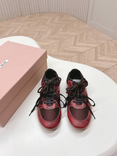 出 蛇皮纹款 Miumiu 2025撞色休闲德训鞋 Miu Miu 缪缪大秀上爆出的这双球鞋 后全球各大代购官网火爆上市. 简单很随意不羁又能体现单宁美感，整双