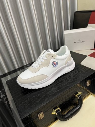 出厂价Pp： Moncler 蒙口 低帮休闲鞋 正码码数: 38-46 商品材料：鞋面进口磨砂皮拼接布料，透气内里，原版大底。5色可选