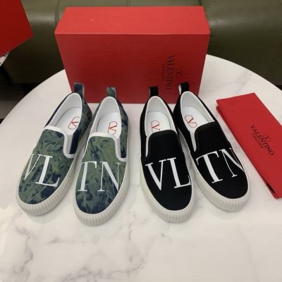 工厂P价 Valentl华伦天奴 新款男士低帮休闲运动板鞋，最受欢迎的单品之一 采用头层牛皮鞋面 侧面采用两张牛皮贴合处理 富有立体感 皮料切口均油边处理 撞色