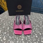 Versace范思哲 专柜新款，金属三角跟系列鞋面：真丝+钻内里垫脚：羊皮跟高：5.5cm鞋底：真皮大底码数：35-42码 42定制不退换 ⑥价格：