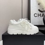 chanel香奈儿25S厚底珍珠蝴蝶结小白鞋 休闲鞋板鞋 网红明星同款 将时尚与舒适完美融合 鞋面简约大气 搭配精致珍珠与多彩鞋带 细节之处尽显奢华格调 厚底设