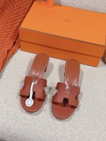 出厂价p Hermes 爱马仕H拖鞋Oasis 凉鞋系列 时尚又百搭 超级舒服 每个细节都做到极致 原版Swift小牛皮 原版1:1独家私模鞋面 原版真皮大底