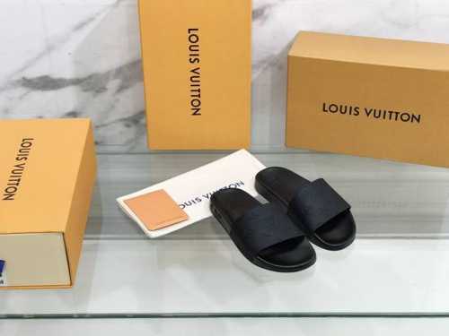 高版本Lv 品牌标识情侣款拖鞋！ 鞋子独特的个性增加十足魅力，上脚有超风范 圆头的设计让脚得趾到完的全释放摆脱鞋子本原的压迫感，脚感适舒！日常百搭款推荐自留！拖