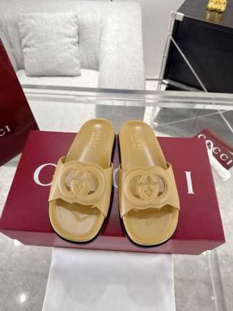 情侣款 Gucci 情侣款扣式双G拖鞋 这款运动鞋以标志性Gg帆布匠心打造，将典藏设计与现代美学巧妙糅于一体。大胆前卫的廓形配以“Gucci”印花压纹橡胶鞋底， - 点击图像关闭