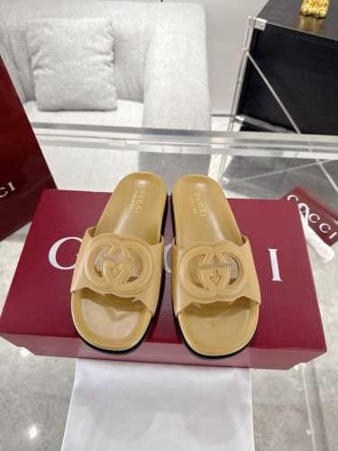 情侣款 Gucci 情侣款扣式双G拖鞋 这款运动鞋以标志性Gg帆布匠心打造，将典藏设计与现代美学巧妙糅于一体。大胆前卫的廓形配以“Gucci”印花压纹橡胶鞋底，