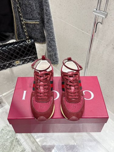 出厂 Gucci Re-Motion系列环扣德训运动鞋 这款运动鞋设有可拆卸可调节踝部绑带，为2025春夏系列再添动感单品。轻盈且灵活的外底经过特殊处理，洋溢着