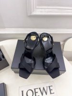 sain*Laurent 圣罗兰 2025春夏新品 Lucienne交叉方头坡跟凉鞋上新 顶级版Ysl超美的一款 恨天高 系列以全新的诠释方式首发 满满的高级感