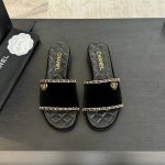 25Ss春夏新款Chanel小香爱心链条一字凉拖鞋 一字拖鞋夏天的标配 经典的一字拖居然能做到这么好看 香奶奶的穿皮链条果然很不一般！就有这种慵懒又富贵的感觉！