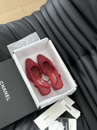 Chanel 经典Slingback后空凉鞋 前几年一直在做这个款 今年我们还是重新购版，再次精细Copy。 发现新版面的鞋面线条和形体舒适度都做了微调！ 这个