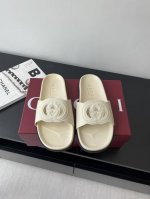gucci 春夏新品 双G镂空 凉拖 匠心打造 缀饰一眼可辨的最新设计五金扣，配以浅金色调配件 为整个设计注入一抹精致优雅气息 原版定制牛皮 内里定制羊皮 橡胶