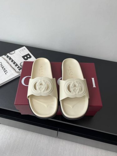 gucci 春夏新品 双G镂空 凉拖 匠心打造 缀饰一眼可辨的最新设计五金扣，配以浅金色调配件 为整个设计注入一抹精致优雅气息 原版定制牛皮 内里定制羊皮 橡胶
