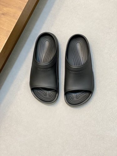 Balenciaga 巴黎世家 Balenciaga总是出其不意，这款凉拖从鞋面到鞋底都是Eva一体成型，轻盈舒适包裹性能强，再加上整体纯色搭配，炫酷拉满！洞洞