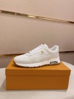 lv 路易威登。最新潮鞋休闲鞋实体店爆款。新品春夏季舒适进口定制原版牛皮，独特提花面料元素设计。搭配羊皮内里，Lv原版底， 高端包装高品质细节决定品质、可随意进