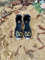 valentino Garavani 荔枝牛皮系带坡跟密头凉鞋 大V金扣装饰 麻绳包裹坡跟 可调节小牛皮系带 坡跟防水台 意大利制造 -35-41