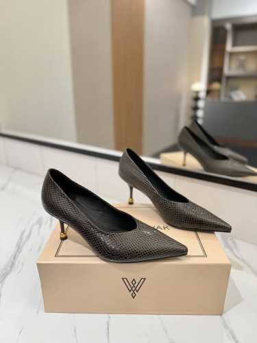 出厂 Vanda Novak来自意大利品牌 全网独家 耗时3个月研发 鞋跟独特设计酒杯 重磅系列 众多联手意大利品牌 推出高级感满分的鞋款系列 火遍Ins神仙绝