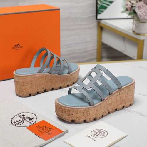 2024爱马仕将经典延续 Hermès 木纹坡跟H拖鞋爱马仕的坡跟凉鞋是我见过最简约最耐看最有气质的！！！任何风格都能hold住，6cm坡跟高度轻松驾驭，颜色统