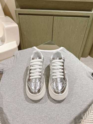 皮里 毛里 Dior迪奥新款松糕鞋厚底休闲鞋 这款Dior Star运动鞋延续经久不衰的轮廓，采用牛皮革精心制作，所以上脚会特别的舒服哦 饰以同色调绒面革镶片金