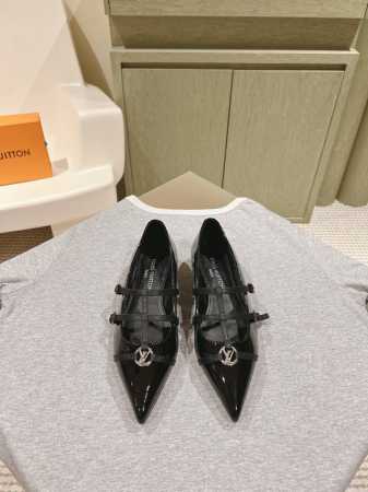 路易威登 224 Lv Cruise女鞋 早春新款绝美尖头小跟鞋这一季太让人惊喜了，时尚界久违的极简之美，多巴胺配色毫不费力的优雅风来袭时髦精致绝美穿上就是仙飘 - 点击图像关闭