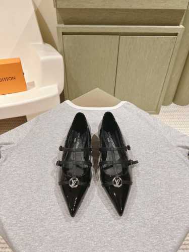 路易威登 224 Lv Cruise女鞋 早春新款绝美尖头小跟鞋这一季太让人惊喜了，时尚界久违的极简之美，多巴胺配色毫不费力的优雅风来袭时髦精致绝美穿上就是仙飘