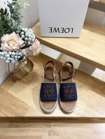品牌:Loewe 品名:Loewe 罗意威 厚底渔夫鞋女士帆布和牛皮革 Anagram 草鞋 颜色：兰色、杏色、黄色。 产 地:It 适用人群:Women 商品