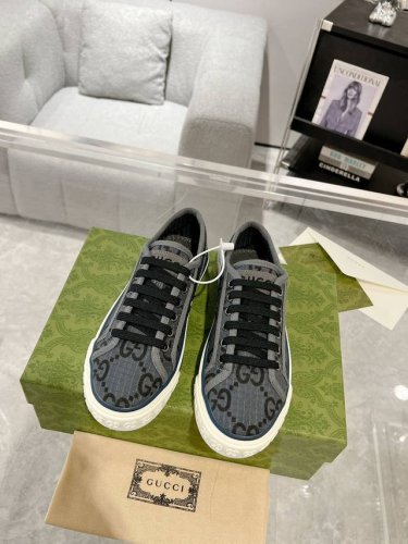 女 男 Gucci Tennis 1977经典系列帆布鞋 早春系列以再生聚酯纤维焕新演绎经典Gg标识 全新系列大胆探索品牌典藏元素 在复古设计中交织现代精髓 出