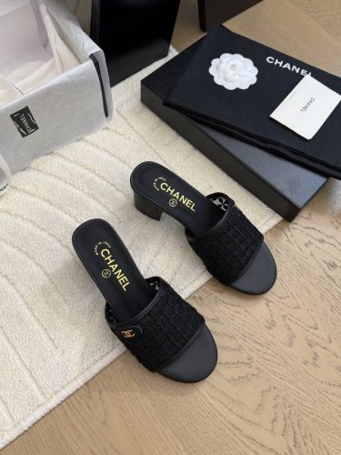 Chanel 25C新品网面拖鞋 原版1:1复刻 经典中的经典 无论搭配裤装还是裙装都是完美 小圆头的设计很好的修饰脚型 小仙女们必备 鞋面采用进口网面 内里顶
