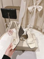 出厂价pp： 市场最高品质 独家款Brunellocucinelli Bc钢钻坡跟一字带凉鞋。经典灵感定义了这款新坡跟凉鞋的现代优雅风格。珍贵的进口牛京皮上展现